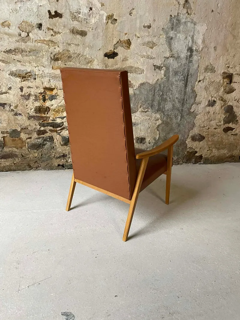 Fauteuil vintage en bois et simili cuir brun – années 60