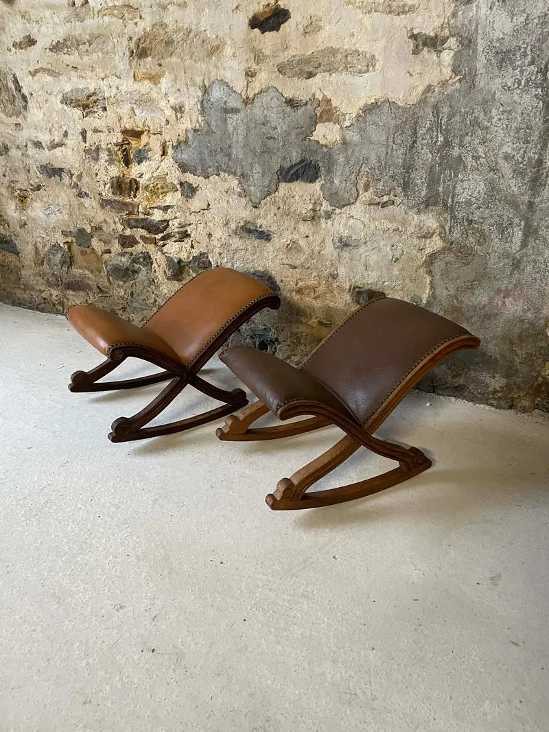 Lot de 2 repose-pieds anciens en bois et cuir clouté