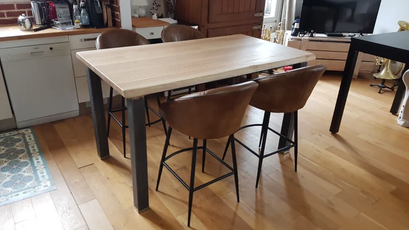 Table en chêne massif et pieds droits bruts - CLASSIQUE
