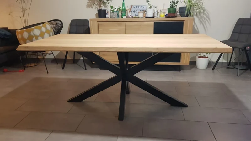 Table en chêne massif et pieds étoile noir - ATMOS