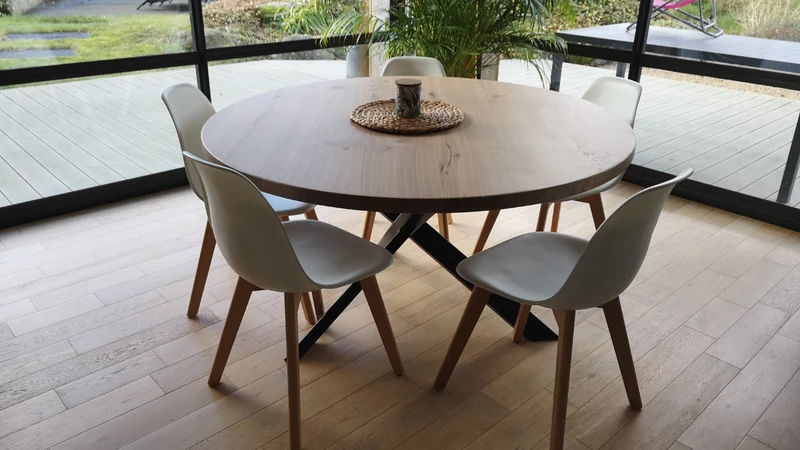 Table en chêne massif plateau rond avec pieds en diamant - EQUINOXE