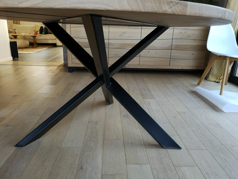 Table en chêne massif plateau rond avec pieds en diamant - EQUINOXE