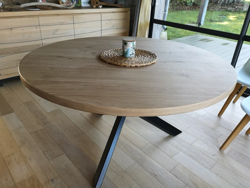 Table en chêne massif plateau rond avec pieds en diamant - EQUINOXE