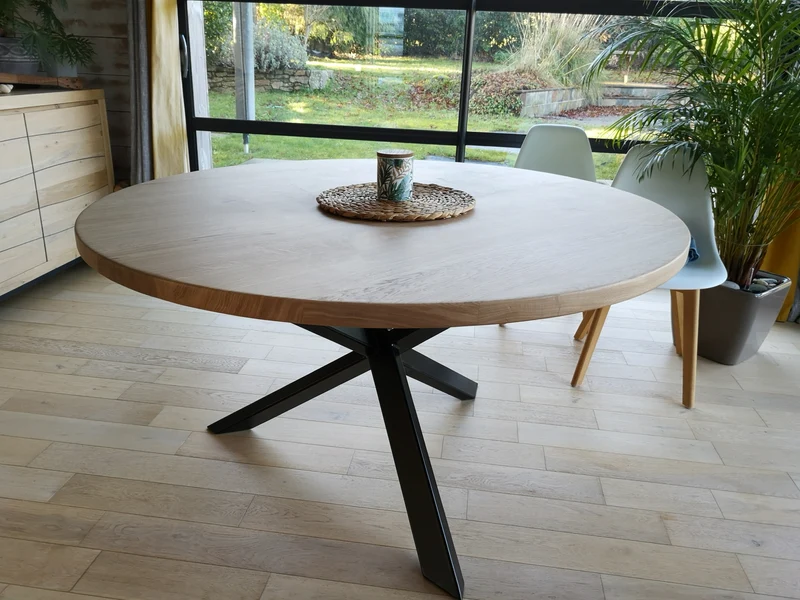 Table en chêne massif plateau rond avec pieds en diamant - EQUINOXE
