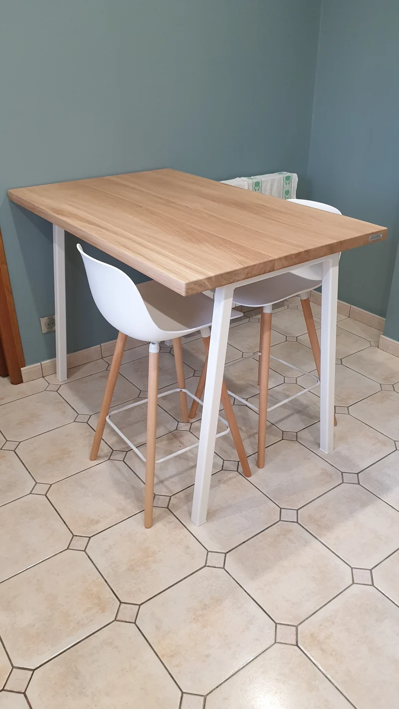 Table en chêne massif et pieds trapèze inversés sans barre au sol - AUBE