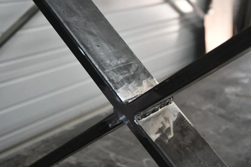 Table en chêne massif et pieds en X noir - POLE