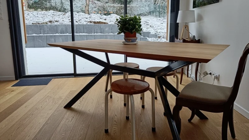 Table en chêne massif et papillons gris anthracite - ETOILE