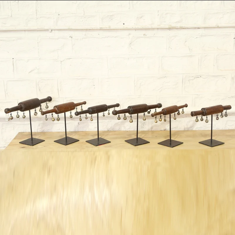 Rouleau à pâtisserie en acacia avec clochettes en laiton et support en fer — 17×5×12" — PA35852
