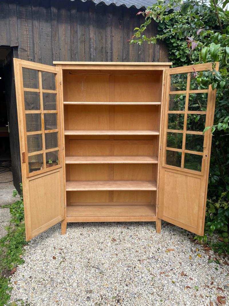 Vitrine bibliothèque rénovée