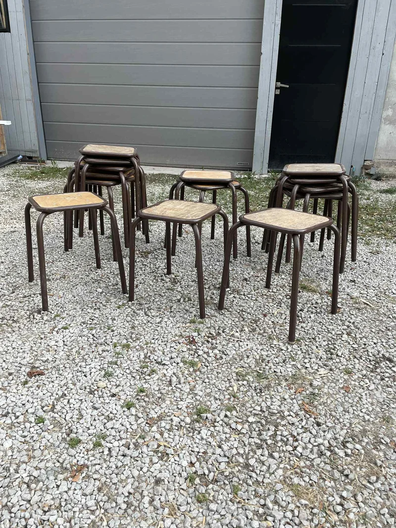 Tabourets anciens d'école marron
