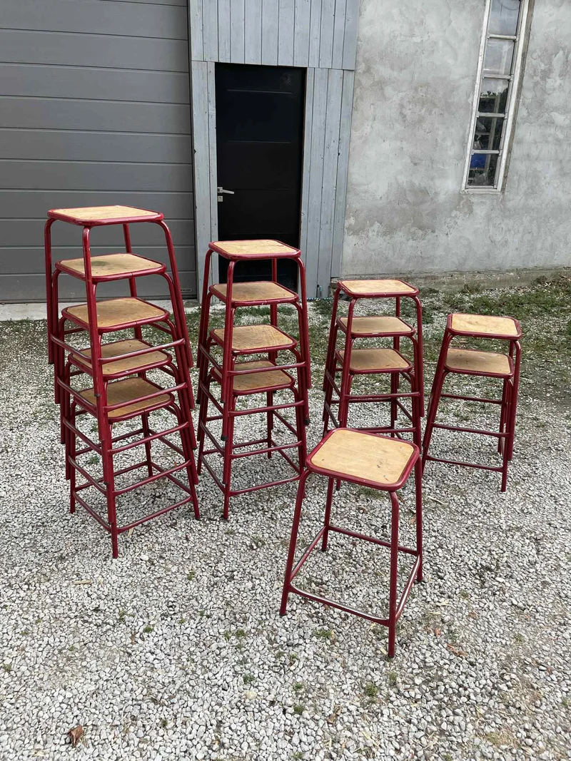 Tabourets anciens d'école