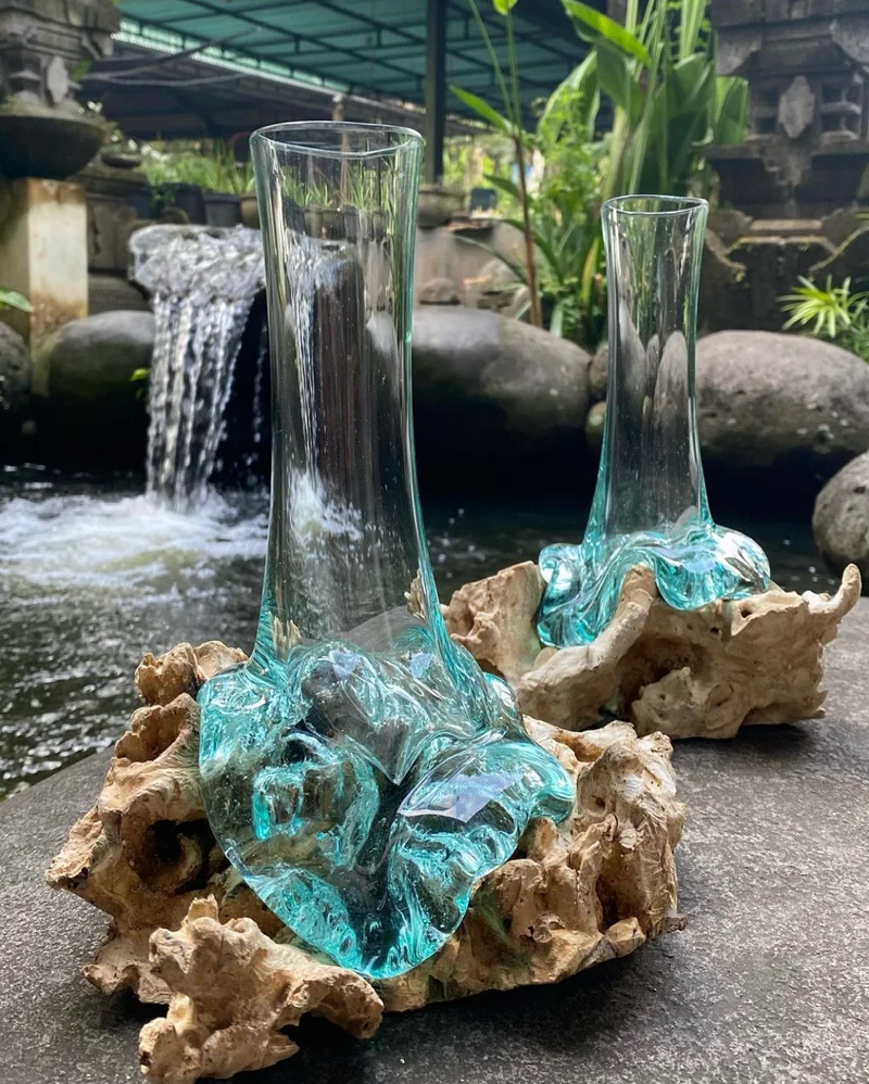 Vase en verre soufflé sur racine 12"