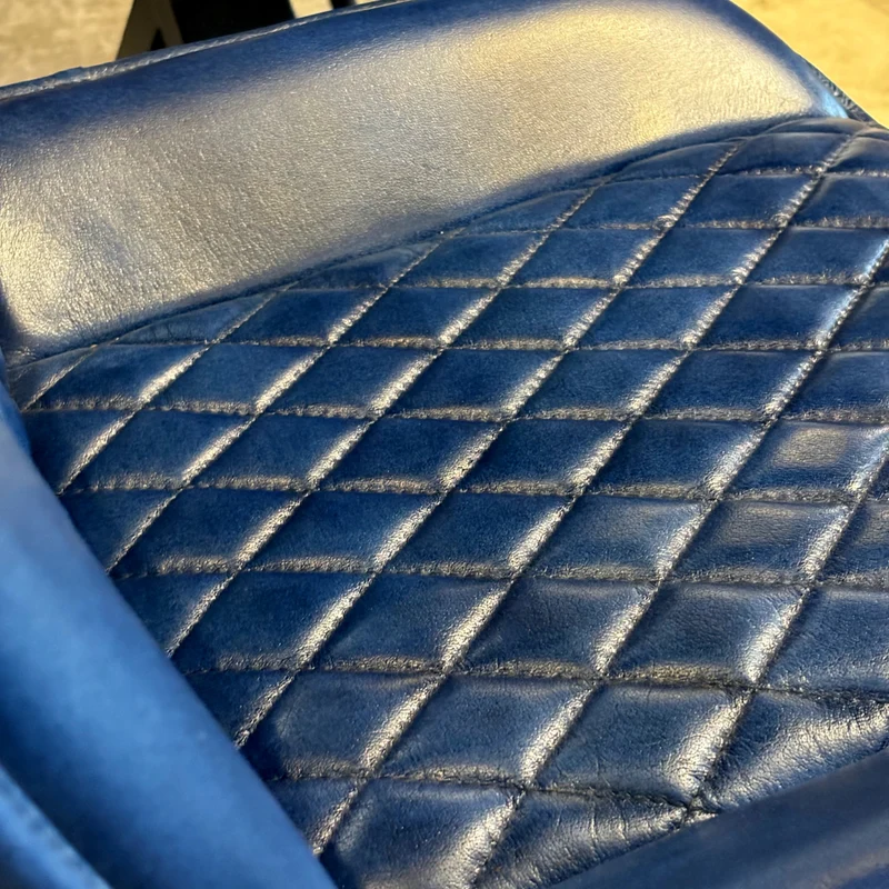 Chaise Nessa cuir bleu marine