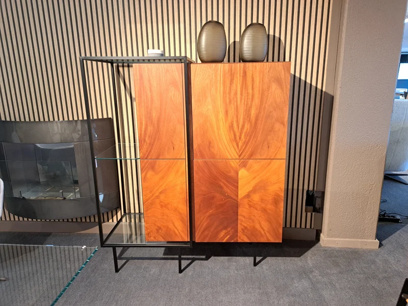 Une vitrine bois et verre - Zoom