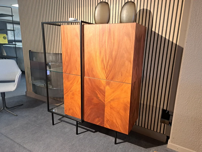 Une vitrine bois et verre - Zoom