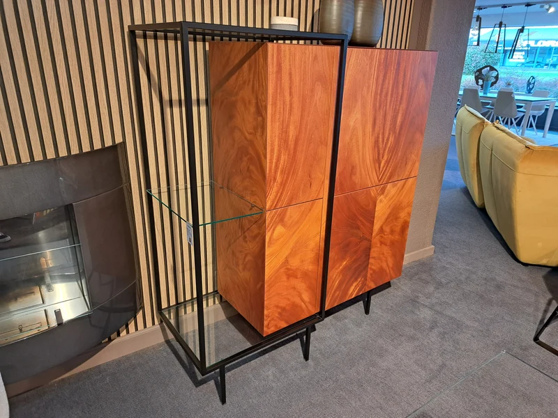Une vitrine bois et verre - Zoom