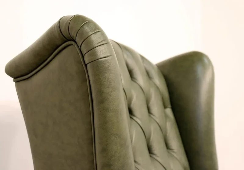 Fauteuil bergère vintage en cuir vert - Chesterfield
