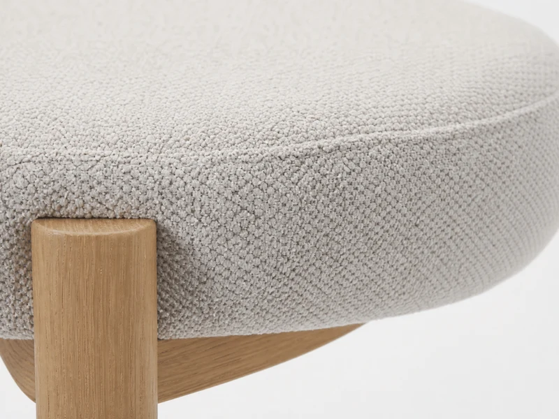 Lot de 4 chaises Odéon – assise ronde, dossier enveloppant & pieds effet bois