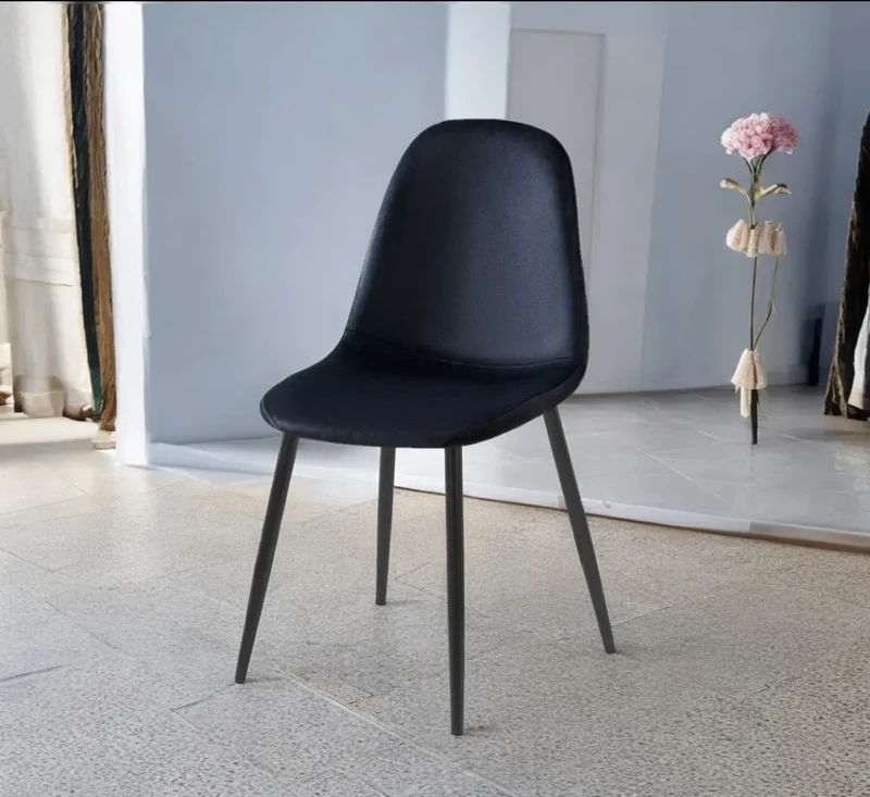 Chaise Scandi – Tissu anti-tache & piètement noir