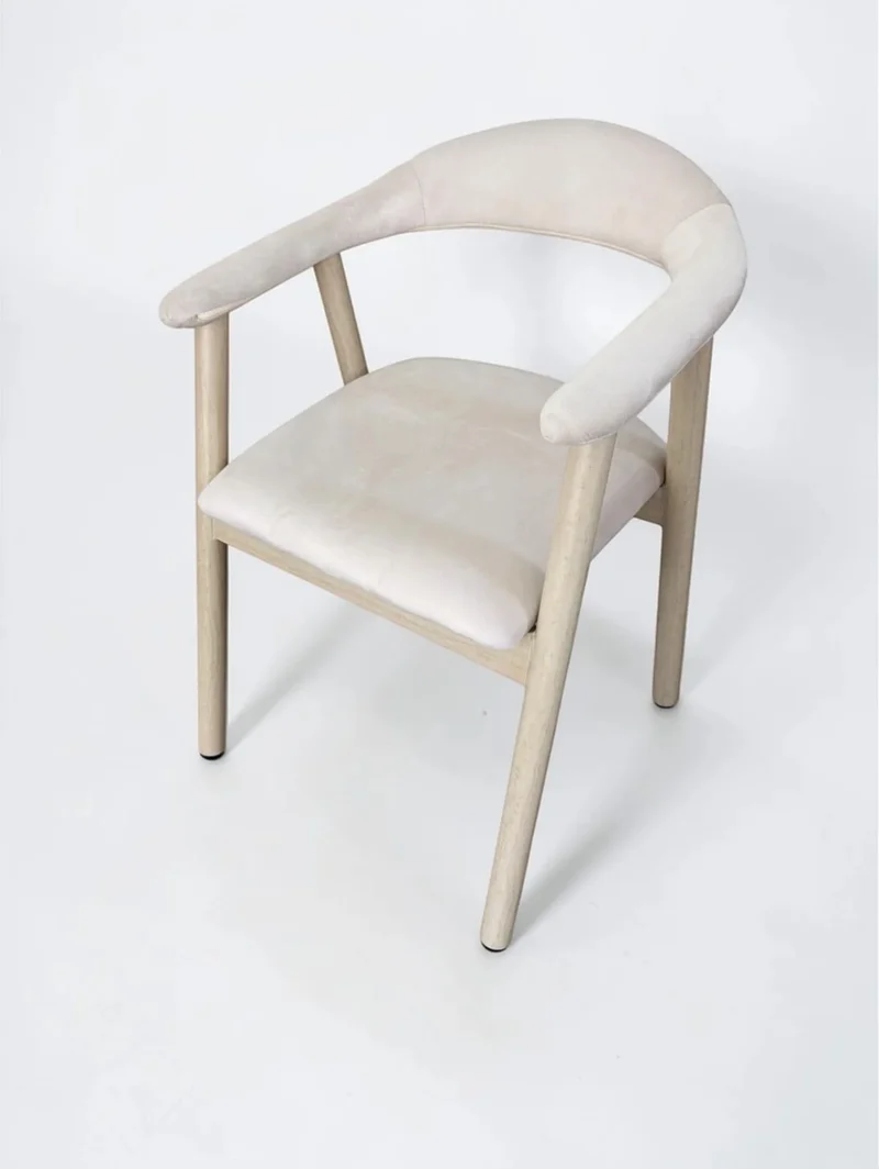 Chaise Berita – Velours Beige Anti-Tache – Accoudoirs – Design Contemporain