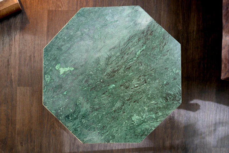 Table d'appoint abstraite DIAMOND 50cm marbre vert laiton métal