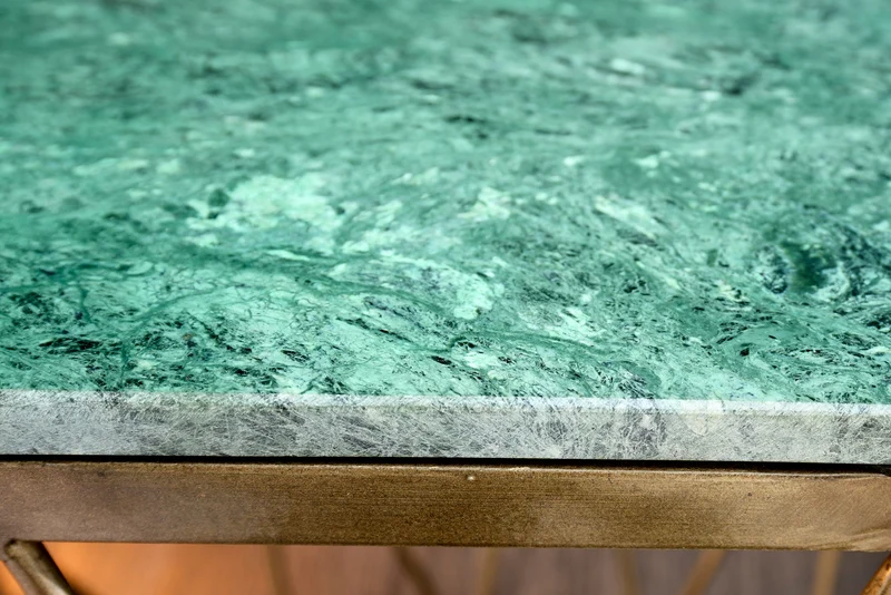 Table d'appoint abstraite DIAMOND 50cm marbre vert laiton métal
