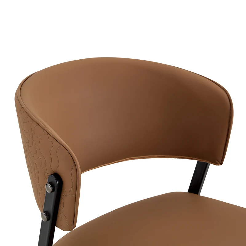 Lot de 2 chaises de salle à manger marron en similicuir incurvé et dossier texturé pieds noirs PINELINE