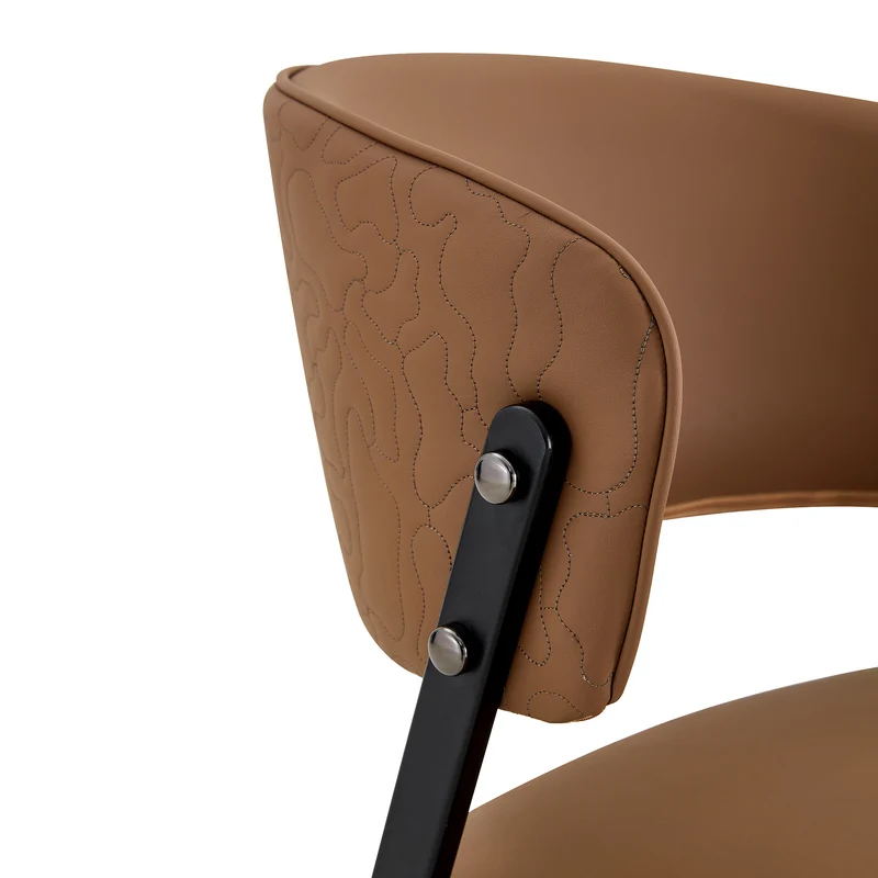 Lot de 2 chaises de salle à manger marron en similicuir incurvé et dossier texturé pieds noirs PINELINE