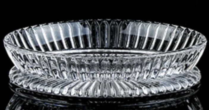 Assiette en verre transparent