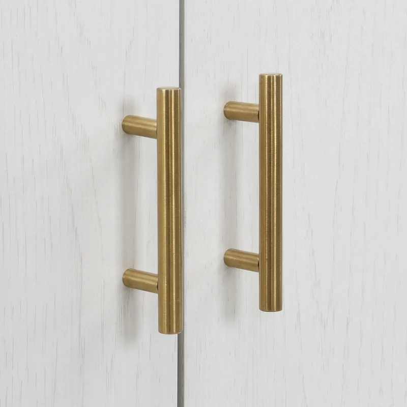 Buffet moderne blanc 4 portes texturés et accents dorés THRUKS