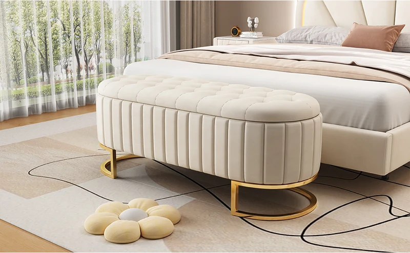 Banquette pouf capitonné en velours beige avec pieds dorés RIFTRYLATHYN