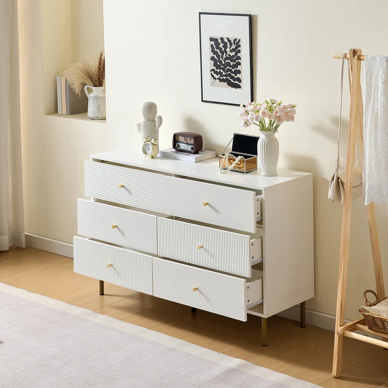Buffet modern blanc à 6 tiroirs avec façades texturées et poignées dorées CHROMAFLASH
