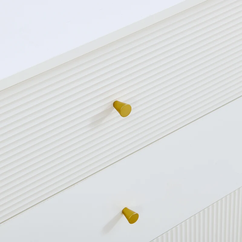 Buffet modern blanc à 6 tiroirs avec façades texturées et poignées dorées CHROMAFLASH