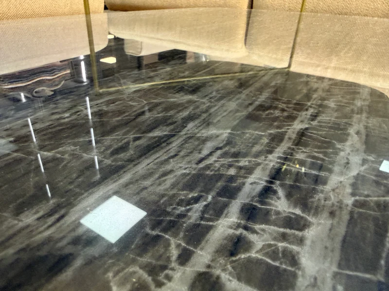 UNE TABLE DE SALON - CLYDE