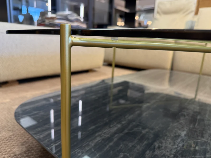 UNE TABLE DE SALON - CLYDE