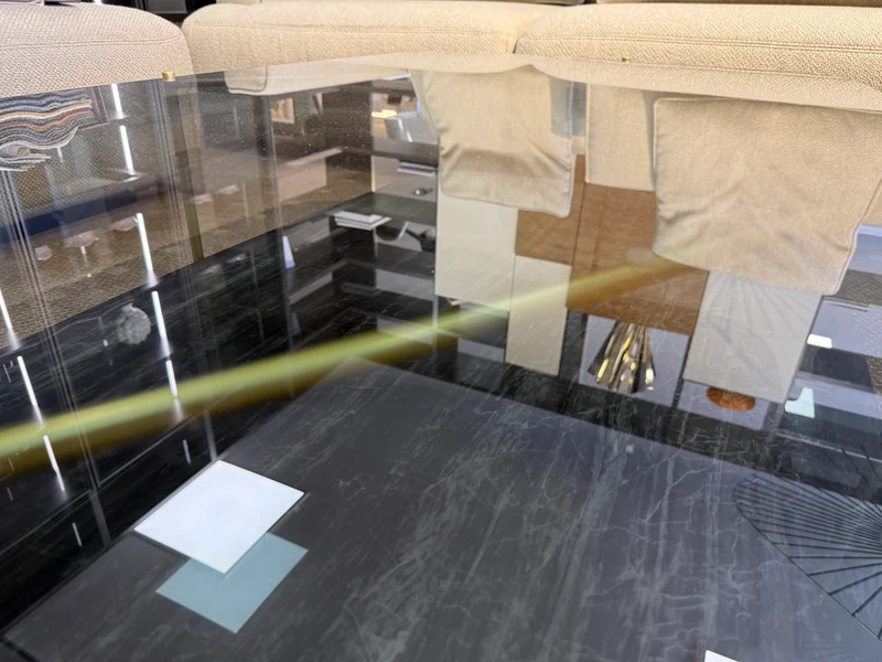 UNE TABLE DE SALON - CLYDE
