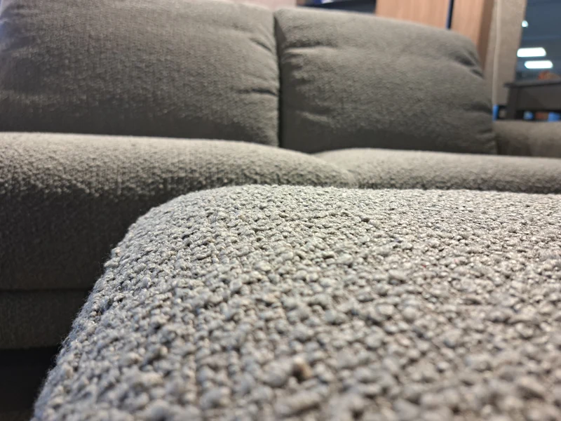 UN CANAPE DROIT + POUF - LAVORO