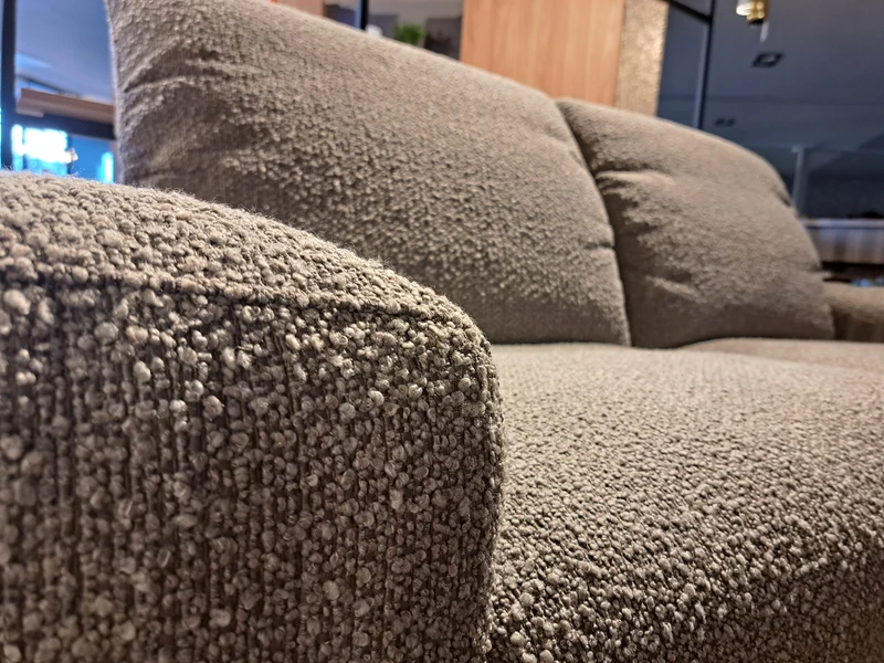 UN CANAPE DROIT + POUF - LAVORO