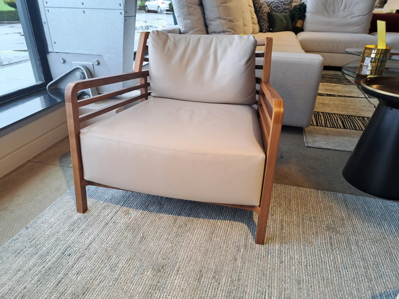 UN Fauteuil bois et cuir - Flax