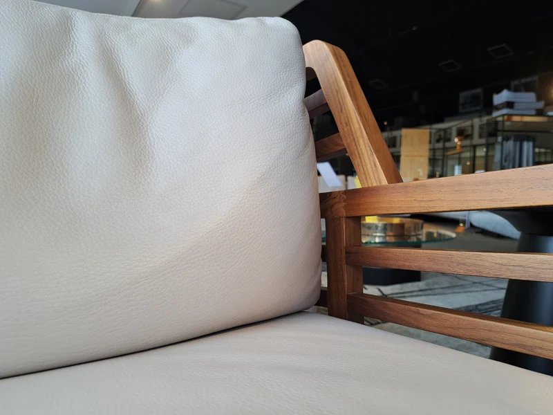 UN Fauteuil bois et cuir - Flax