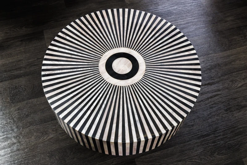 Table basse incrustée d’os HARMONY NATURE 60cm ronde noir blanc or incrusté artisanat