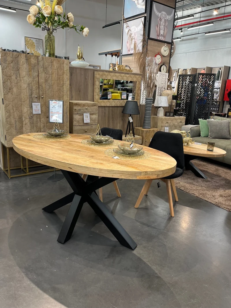 Table à manger ovale en bois massif avec pied noir - FLAVIA