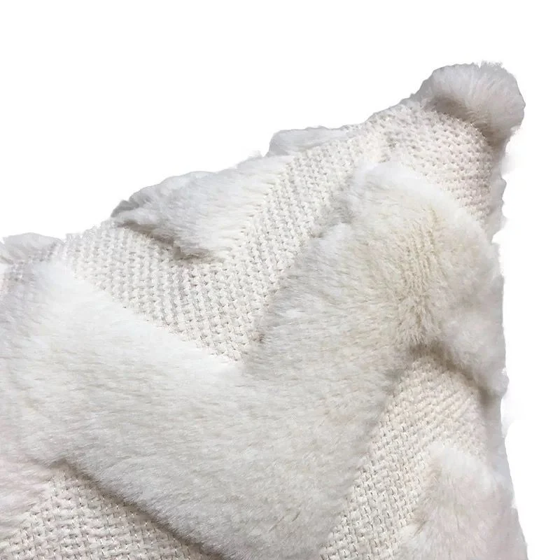 Coussin en peluche avec design en W, 43x43 cm, 400g