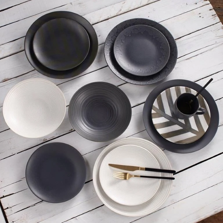 PANTERA Assiette plate en céramique mat noir D27 cm