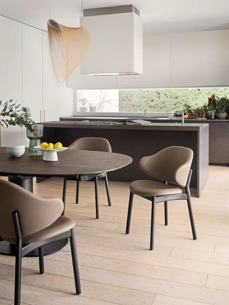 Chaise Holly | Chaise design en bois avec accoudoirs, tissu ou cuir