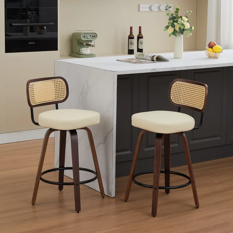 Lot de 2 tabourets PU beige et noyer, dossier en cannage rotin, pivotants, hauteur comptoir 26" PINNACLEIS