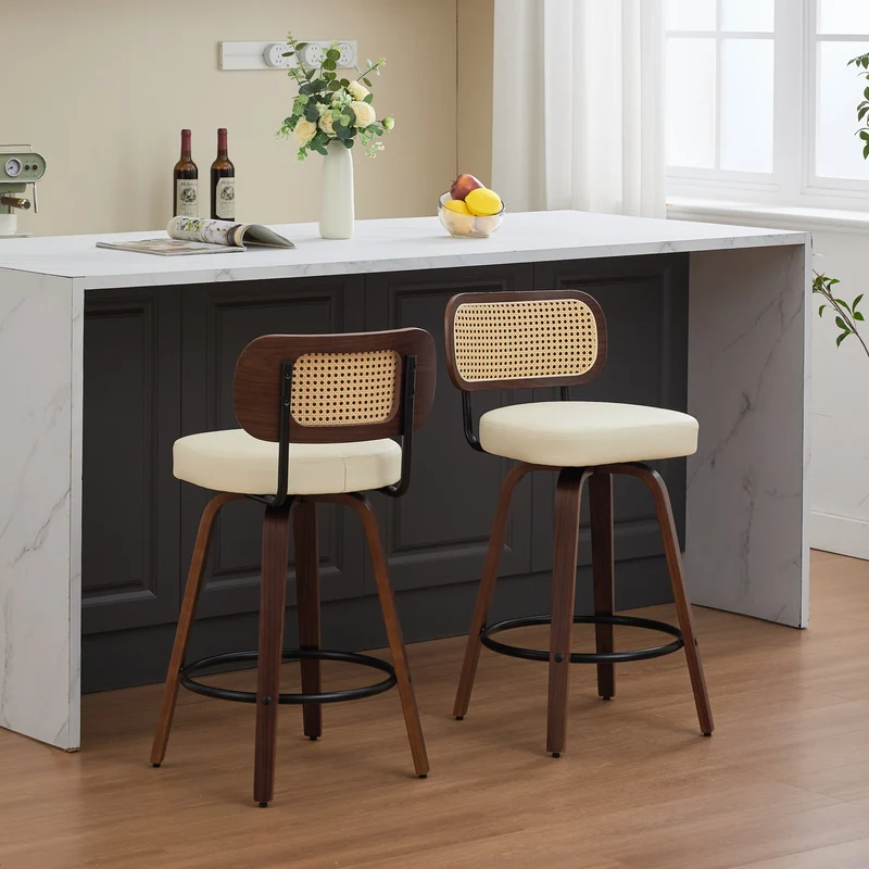 Lot de 2 tabourets PU beige et noyer, dossier en cannage rotin, pivotants, hauteur comptoir 26" PINNACLEIS