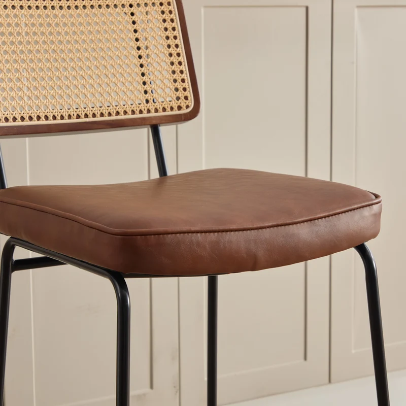 Lot de 2 tabourets de bar simili cuir marron, dossier en rotin et repose-pieds FABRIC CABINET