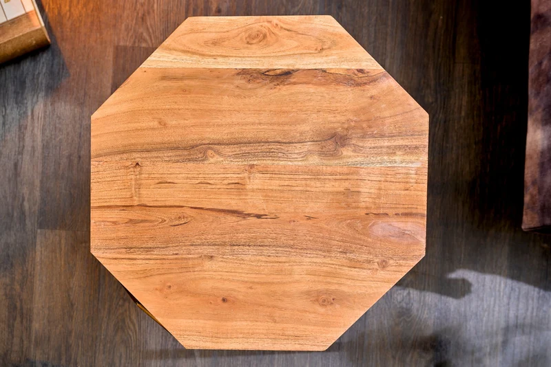 Table d'appoint abstraite DIAMOND 50cm bois massif d'acacia naturel structure métal laiton