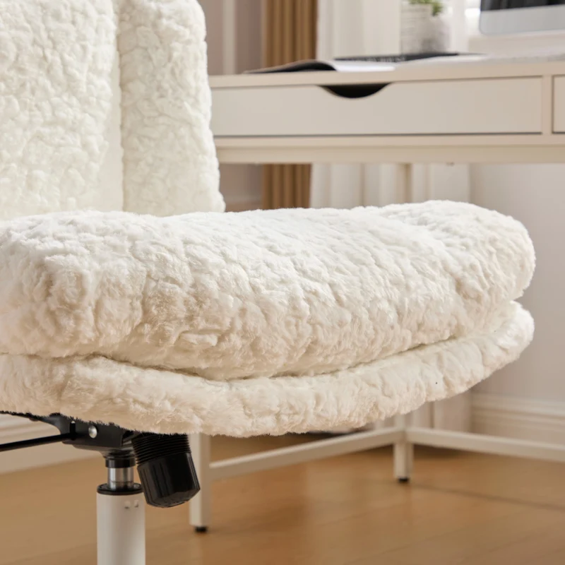 Chaise de bureau large fausse fourrure crème, pivotante et réglable, style cosy AURORAEX